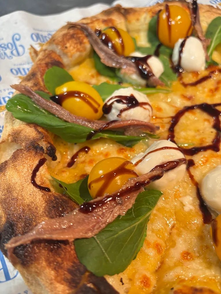 Pizza com anchova, burrata, tomate amarelo e redução de balsâmico